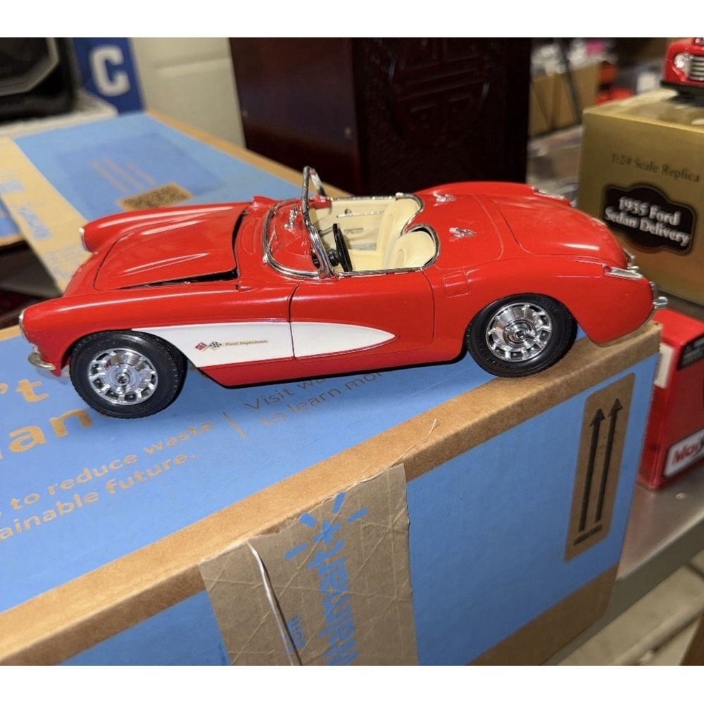 Road Signature 1957 Chevy Corvette 1/18 Scale - Beautiful Condition!
